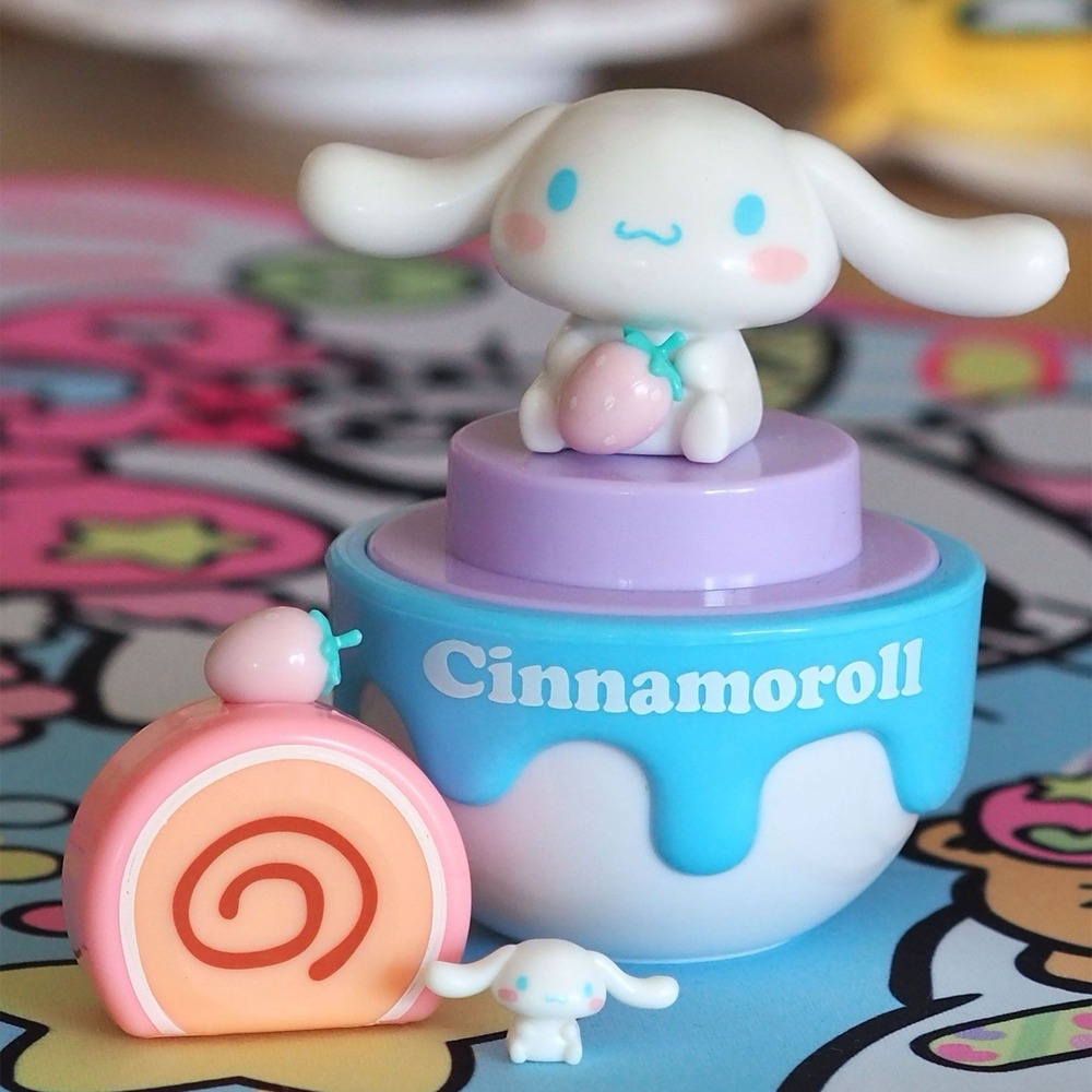 Sanrio Hello Kitty and Friends Strawberry Cake Surprise Figure-Cinnamoroll